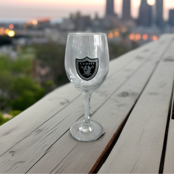 VNTG Las Vegas Raiders 12oz. Wine Glass Gameday Raiders Logo Stemmed Wine Glass - Picture 1 of 4